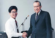 董事长邱少怀先生与美国前总统尼克松先生合影于1993 年